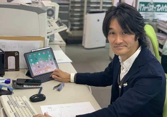 大阪の住宅リフォーム・マンションリフォームを専門に行うアルファリフォームの副部長 雲雀 功⼀(ひばり こういち Koichi Hibari) 入社19年目の雲雀の写真です。