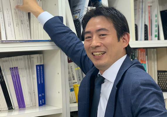 大阪の住宅リフォーム・マンションリフォームを専門に行うアルファリフォームの課長 久保⽥ 哲也(くぼた てつや　Tetsuya Kubota) 勤続14年目の久保田の写真です。